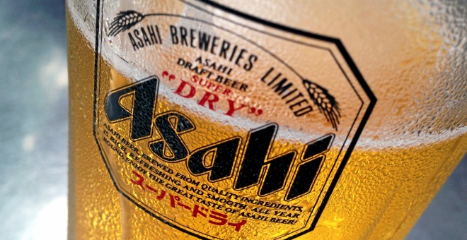 Un vaso de una cerveza de la japonesa Asahi, en un bar en Singapur. REUTERS/Tim Wimborne