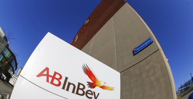 El logo del gibante cervecero belga Anheuser-Busch InBev, en su sede de Lovaina. REUTERS/Yves Herman