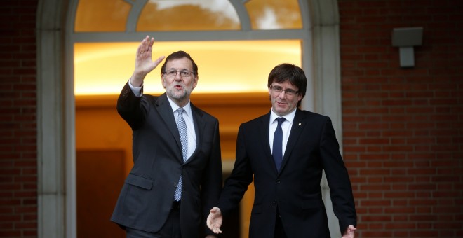 El presidente del Gobierno, Mariano Rajoy, junto al president de la Generalitat, Carles Puigdemont, en el Palacio de la Moncloa.- REUTERS