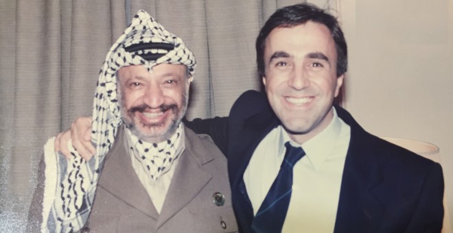 Apolinar con Yasir Arafat en 1989, en una reunión preparatoria de la Conferencia de Paz de Madrid.