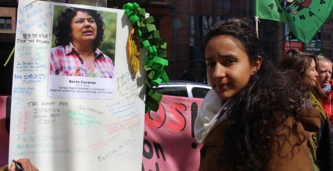 Berta Zúñiga Cáceres, hija de la líder lenca asesinada, pide justicia ante la embajada de Honduras en Bruselas. FRIENDS OF EARTH EUROPE.