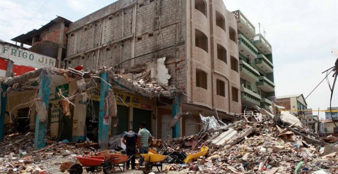 Edificios derruidos en la zona céntrica de la ciudad de Manta. - EFE