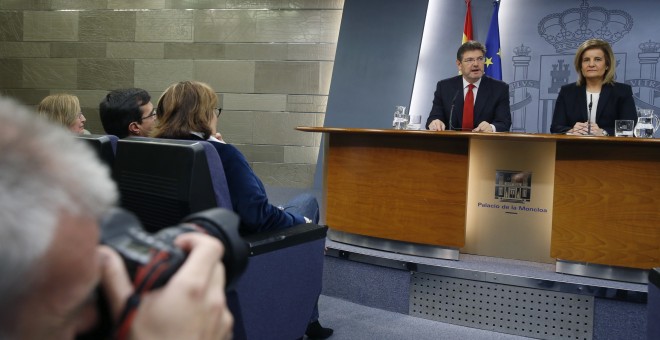 Los ministros de Justicia y Empleo y Seguridad Social, Rafael Catalá y Fátima Báñez, durante la rueda de prensa posterior a la reunión del Consejo de Ministros. EFE/Ángel Díaz