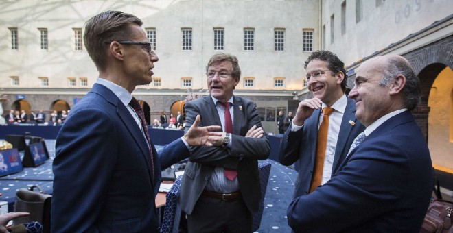 El ministro de Economía español en funciones, Luis de Guindos, el presidente del Eurogrupo, Jeroen Dijsselbloem, el ministro belga de Finanzas, John Robert Overtveldt, y el ministro finlandés de Finanzas, Alexander Stubb, durante una reunión informal de l