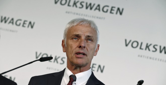 El consejero delegado de Volkswagen, Matthias Mueller, en una rueda de prensa en la sede de la fábrica de automóviles, en Wolfsburgo. REUTERS/Hannibal Hanschke