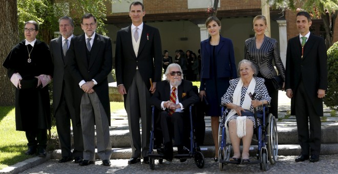 El escritos mexicano Fernando del Paso, con su esposa Socorro, el rey Felipe VI, la reina Letizia, el presidente del Gobierno en funciones, Mariano Rajoy, y otras autoridades tras la entrega del Premio Cervantes. REUTERS/Juan Medina