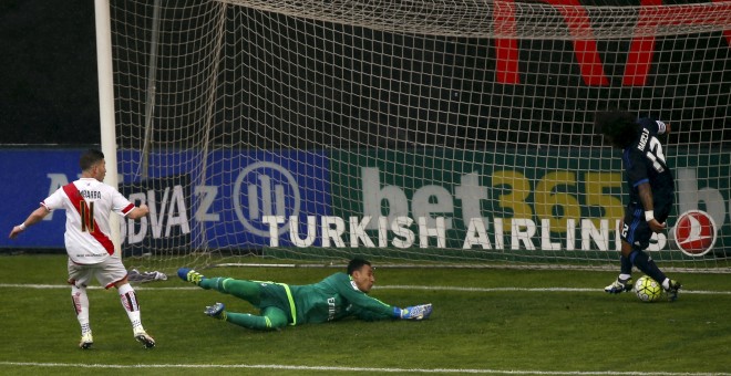 El jugador del Rayo Vallecano Adrian Embarba marca el primer gol ante el Real Madrid. REUTERS/Sergio Perez