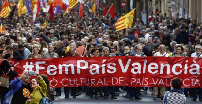 Cabecera de la manifestación convocada por Acció Cultural del País Valencia (ACPV) con motivo del 25 d'Abril bajo el lema "Fem País Valencia".- EFE/Kai Försterling
