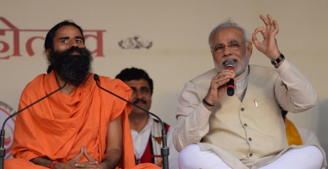 El actual primer ministro de India , Narendra Modi, con el gurú Baba Ramdev, en 2014, cuando era ministro principal del estado indio de Gujarat. AFP / SAJJAD HUSSAIN