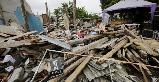 Un residente observa su casa derrumbada en Pedernales. REUTERS/Henry Romero