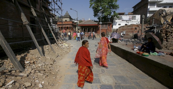 Mujeres caminan junto a restos de templos en Katmandú. REUTERS/Navesh Chitrakar