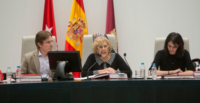 La alcaldesa de Madrid, Manuel Carmena, durante el pleno abierto a todos los ciudadanos celebrado este domingo.