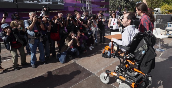 El líder de Podemos, Pablo Iglesias, y el secretario de Organización, Pablo Echenique, posan para los fotógrafos antes de la clausura de la Fiesta de la Primavera. EFE/Javier Lizón