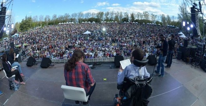 El líder de Podemos, Pablo Iglesias, y el secretario de Organización, Pablo Echenique, durante el encuentro abierto en la fiesta de la primavera en Madrid. DANIEL GAGO