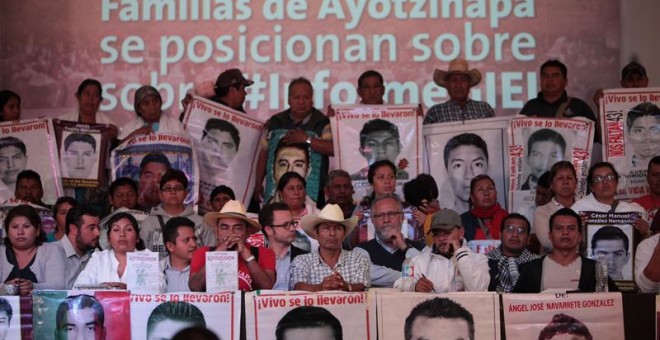 Familiares de los 43 estudiantes de Ayotzinapa participando en una rueda de prensa este lunes. /EFE