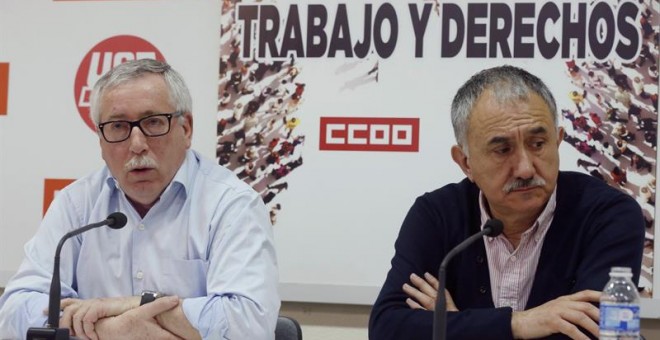 Los secretarios generales de CCOO y UGT, Ignacio Fernández Toxo (i) y Pepe Àlvarez, respectivamente, han presentado esta mañana en rueda de prensa el Manifiesto del 1º de Mayo. EFE/Paco Campos