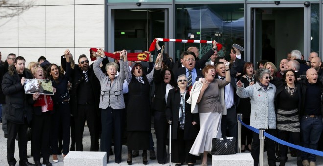 Familiares de las víctimas de la tragedia de Hillsborough cantan 'You'll never walk alone' ('Nunca caminarás solo'), el himno oficioso del Liverpool, tras el veredicto del jurado que ha calificado de homicidio el desastre. REUTERS / Phil Noble