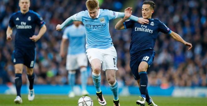 Lucas Vázquez persigue a De Bruyne durante el partido. Reuters / Phil Noble