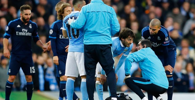 Silva, tras lesionarse durante el partido ante el Madrid. Reuters / Darren Staples