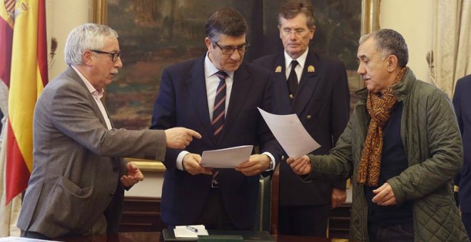 Los secretarios generales de CCOO, Ignacio Fernández Toxo (i), y de UGT, Pepe Álvarez (d), en su encuentro con el presidente del Congreso, Patxi López.- EFE
