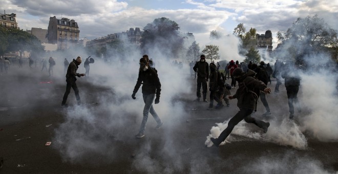 Un grupo de manifestantes se enfrentan a la policía durante una manifestación contra la reforma laboral del Gobierno socialista en la Plaza de la Nación en París (Francia). EFE/Etienne Laurent