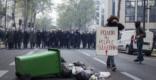 Un manifestante muestra una pancarta en la que se lee "El poder para el pueblo soberano" durante una protesta contra la reforma laboral en París (Francia). EFE/Jeremy Lempin