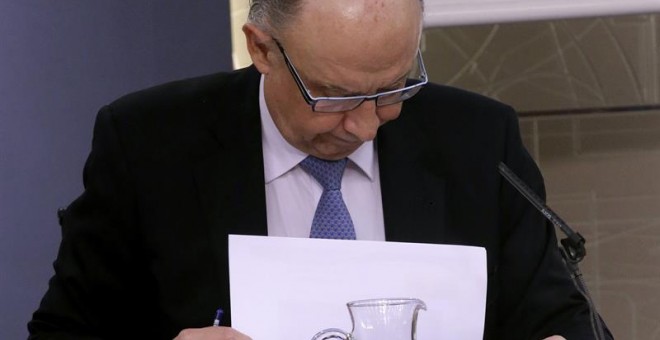 El ministro de Haicenda, Cristóbal Montoro, durante la rueda de prensa posterior al Consejo de Ministros que hoy ha aprobado la Actualización del Programa de Estabilidad 2016-2019 y el Plan Nacional de Reformas 2016. EFE/Zipi