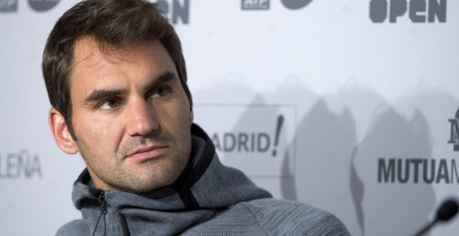 El tenista suizo Roger Federer, durante la rueda de prensa que ha ofrecido en la que ha anunciado que será baja para el Masters 1.000 de Madrid, torneo Mutua Madrid Open, 'por problemas de espalda'. EFE/Chema Moya