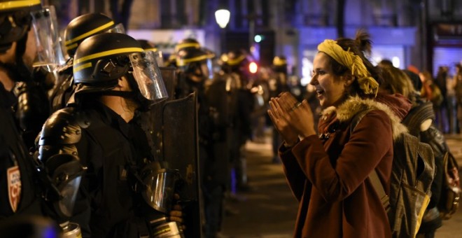Una mujer se encara con la Policía francesa que bloquea el acceso a la Plaza de la República. AFP  / MIGUEL MEDINA
