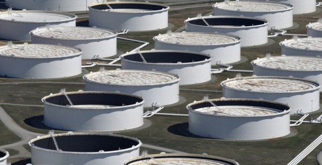 Tanques de almacenamiento de petróleo en la localidad de Cushing, en el Estado de Oklahoma (EEUU). REUTERS/Nick Oxford