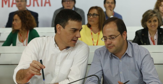 El secretario general del PSOE, Pedro Sánchez, conversa con el secretario de Organización, César Luena, durante la reunión extraordinaria del Comité Federal del PSOE. EFE/Paco Campos