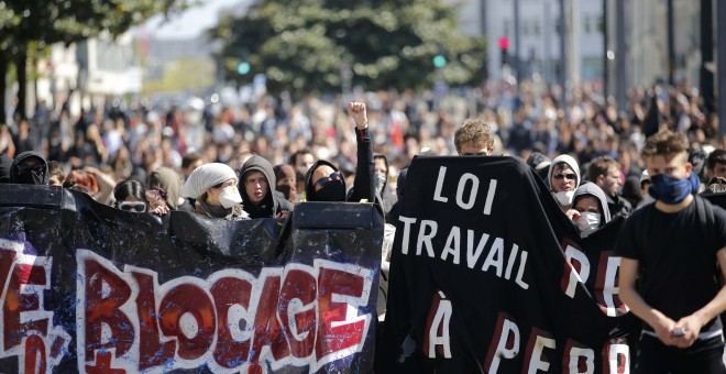 Estudiantes en una manifestación contra la propuesta de reforma laboral francesa en Nantes, Francia. REUTERS/Stephane Mahe