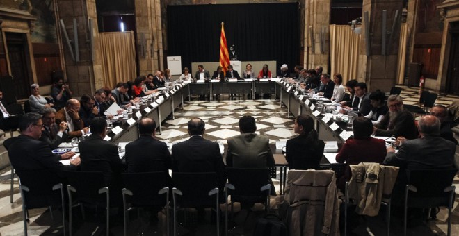 El presidente de la Generalitat, Carles Puigdemont, acompañado de la alcaldesa de Barcelona, Ada Colau, presidió la cumbre política y social en defensa de la ley de emergencia social frente al recurso del Gobierno central, que se celebra en el Palau de la