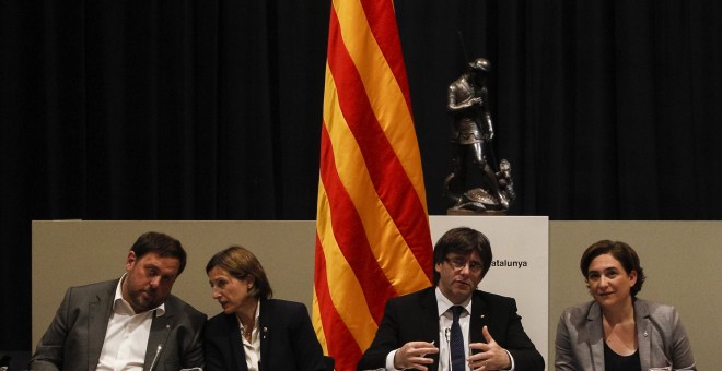 El presidente de la Generalitat, Carles Puigdemont, acompañado de la alcaldesa de Barcelona, Ada Colau, el vicepresidente y conseller de Economía y Hacienda, Oriol Junqueras, y la presidenta del Parlament de Catalunya, Carme Forcadell, en la cumbre políti