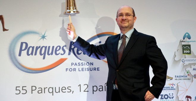 El consejero delegado de Parques Reunidos, Fernando Eiroa, toca la campana en el debut bursátil de la empresa. REUTERS/Andrea Comas