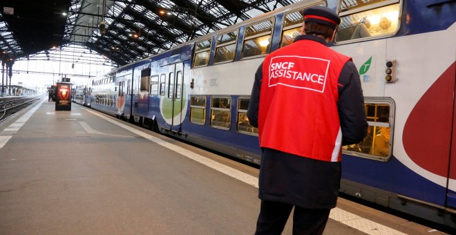 Un trabajador de la compañía ferroviaria SNCF en un andén de la estación de tren Gare de Lyon en París, Francia, durante la huelga del pasado 26 de abril. REUTERS/Jacky Naegelen