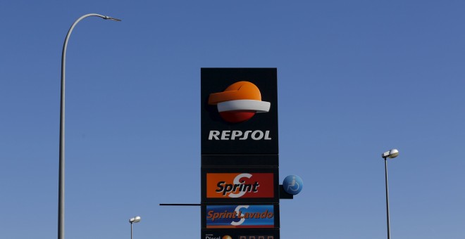 Cartel de una estación de servicio de Repsol en la localidad sevillana de  Bormujos. REUTERS/Marcelo del Pozo