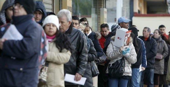 Un grupo de gente haciendo cola en una oficina de empleo. / EFF (ARCHIVO)