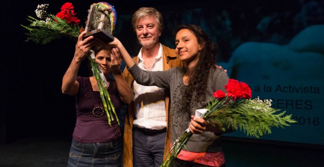 Berta Zúñiga, hija de Berta Cáceres, y Rosalía Domínguez, de Copinh, recibieron el premio póstumo a la ambientalista asesinada de manos del alcalde de Zaragoza, Pedro Santisteve. AYUNTAMIENTO DE ZARAGOZA