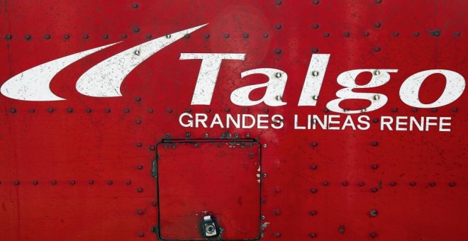 El emblema de Talgo en un tren de Renfe. EFE