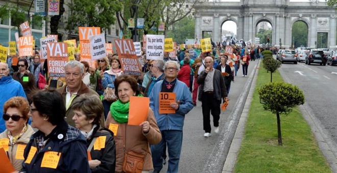 La Federación de Clientes de Afinsa y Fórum Filatélico ha organizado hoy una manifestación por el centro de Madrid con motivo del décimo aniversario de la intervención judicial de ambas empresas que afectó a 470.000 pequeños inversores en toda España. EFE