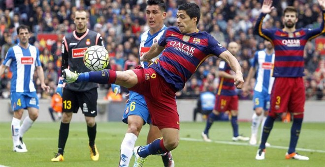 El delantero uruguayo del Barcelona Luis Suárez (d) pelea un balón con el defensa del Espanyol Javi López. /EFE