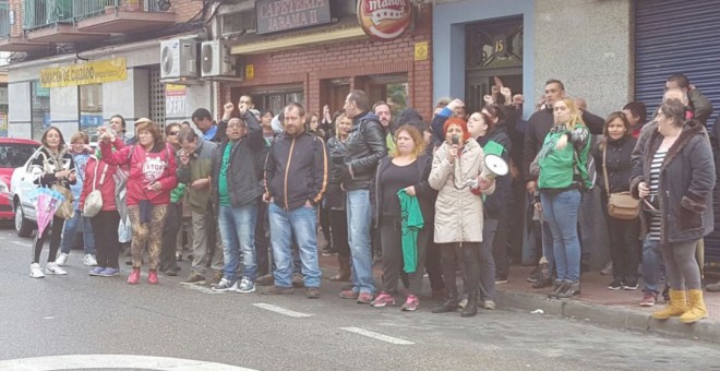 Decenas de ciudadanos apoyan a la vecina de Móstoles a la que pretendían desahuciar. @StopDesMostoles