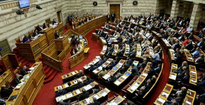 Vista general del hemiciclo del Parlamento griego durante las reformas fiscal y de las pensiones. EFE/EPA/PANTELIS SAITAS