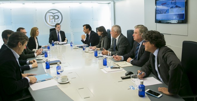 El presidente del Gobierno en funciones y presidente del PP, Mariano Rajoy, junto a la secretaria general, María Dolores de Cospedal; los portavoces, Rafael Hernando y José Manuel Barreiro; los vicesecretarios, Pablo Casado, Javier Maroto, Fernando Martín