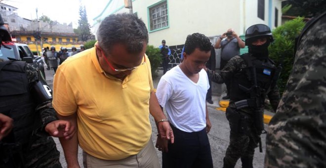 Policías militares custodian a dos de los sospechosos por el asesinato de Berta Cáceres, Sergio Rodríguez Orellana y Edilson Duarte, el pasado 6 de mayo en los juzgados de Tegucigalpa, Honduras. EFE/Gustavo Amador