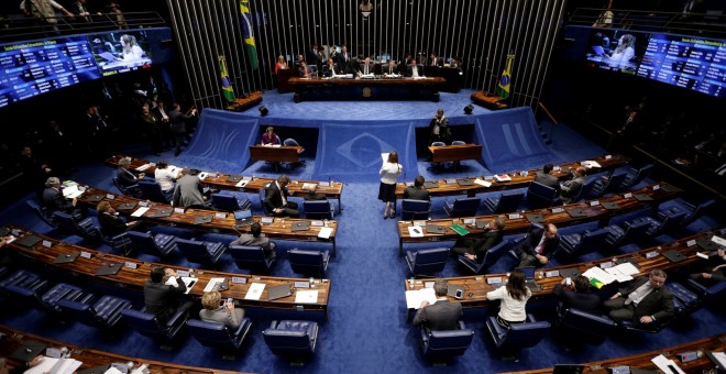 Miembros del Senado de Brasil, votando en Brasilia, Brasil, a favor y en contra del impeachmennt a la presidenta del país, Dilma Rousseff. REUTERS/Ueslei Marcelino