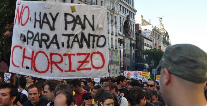 'No hay pan para tanto chorizo' reza este cartel del 15-M.