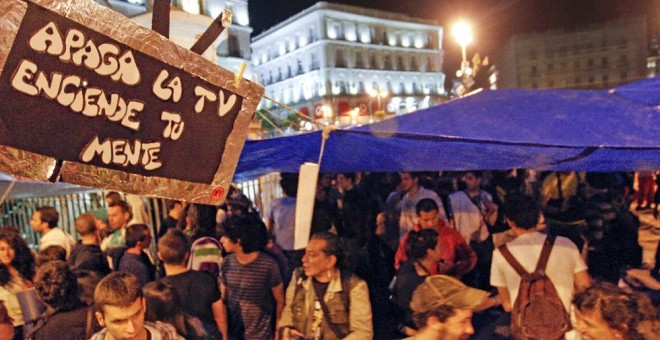 'Apaga la tele, enciende tu mente' rezaba este cartel del 15-M.