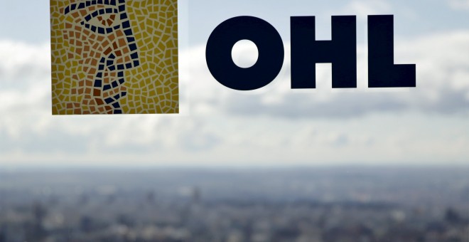 El logo de OHL en una ventana de la sede del grupo. REUTERS